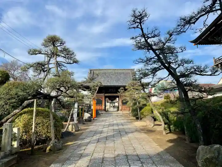 萬満寺の{uncategorized: "未分類", other: "その他", undefined: "問題あり", building: "その他建物", grave: "お墓", sacred_gate: "鳥居", guardian: "狛犬", statue: "像", buddha: "仏像", history: "歴史", nature: "自然", garden: "庭園", animal: "動物", pagoda: "塔", temizu: "手水舎", mountain_gate: "山門・神門", sanctuary: "本殿・本堂", subordinate: "末社・摂社", art: "芸術", scenery: "景色", jizo: "地蔵", ema: "絵馬", goshuin: "御朱印", omikuji: "おみくじ", items: "授与品その他", amulet: "お守り", goshuincho: "御朱印帳", eats: "食事", festival: "お祭り", votive_dance: "神楽", shichigosan: "七五三参", wedding: "結婚式", experience: "体験その他", initially: "初詣", around: "周辺", anti_infection: "感染症対策"}