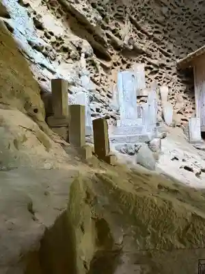 秩父札所三十二番　法性寺の{uncategorized: "未分類", other: "その他", undefined: "問題あり", building: "その他建物", grave: "お墓", sacred_gate: "鳥居", guardian: "狛犬", statue: "像", buddha: "仏像", history: "歴史", nature: "自然", garden: "庭園", animal: "動物", pagoda: "塔", temizu: "手水舎", mountain_gate: "山門・神門", sanctuary: "本殿・本堂", subordinate: "末社・摂社", art: "芸術", scenery: "景色", jizo: "地蔵", ema: "絵馬", goshuin: "御朱印", omikuji: "おみくじ", items: "授与品その他", amulet: "お守り", goshuincho: "御朱印帳", eats: "食事", festival: "お祭り", votive_dance: "神楽", shichigosan: "七五三参", wedding: "結婚式", experience: "体験その他", initially: "初詣", around: "周辺", anti_infection: "感染症対策"}
