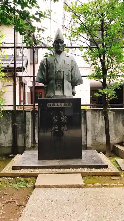 須賀神社の像