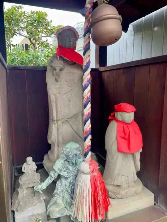 龍泉院の{uncategorized: "未分類", other: "その他", undefined: "問題あり", building: "その他建物", grave: "お墓", sacred_gate: "鳥居", guardian: "狛犬", statue: "像", buddha: "仏像", history: "歴史", nature: "自然", garden: "庭園", animal: "動物", pagoda: "塔", temizu: "手水舎", mountain_gate: "山門・神門", sanctuary: "本殿・本堂", subordinate: "末社・摂社", art: "芸術", scenery: "景色", jizo: "地蔵", ema: "絵馬", goshuin: "御朱印", omikuji: "おみくじ", items: "授与品その他", amulet: "お守り", goshuincho: "御朱印帳", eats: "食事", festival: "お祭り", votive_dance: "神楽", shichigosan: "七五三参", wedding: "結婚式", experience: "体験その他", initially: "初詣", around: "周辺", anti_infection: "感染症対策"}