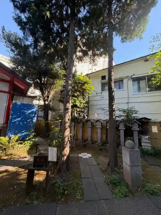 くまくま神社(導きの社 熊野町熊野神社)の{uncategorized: "未分類", other: "その他", undefined: "問題あり", building: "その他建物", grave: "お墓", sacred_gate: "鳥居", guardian: "狛犬", statue: "像", buddha: "仏像", history: "歴史", nature: "自然", garden: "庭園", animal: "動物", pagoda: "塔", temizu: "手水舎", mountain_gate: "山門・神門", sanctuary: "本殿・本堂", subordinate: "末社・摂社", art: "芸術", scenery: "景色", jizo: "地蔵", ema: "絵馬", goshuin: "御朱印", omikuji: "おみくじ", items: "授与品その他", amulet: "お守り", goshuincho: "御朱印帳", eats: "食事", festival: "お祭り", votive_dance: "神楽", shichigosan: "七五三参", wedding: "結婚式", experience: "体験その他", initially: "初詣", around: "周辺", anti_infection: "感染症対策"}