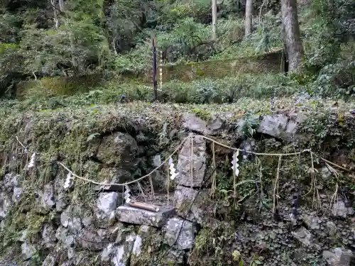 貴船神社奥宮の{uncategorized: "未分類", other: "その他", undefined: "問題あり", building: "その他建物", grave: "お墓", sacred_gate: "鳥居", guardian: "狛犬", statue: "像", buddha: "仏像", history: "歴史", nature: "自然", garden: "庭園", animal: "動物", pagoda: "塔", temizu: "手水舎", mountain_gate: "山門・神門", sanctuary: "本殿・本堂", subordinate: "末社・摂社", art: "芸術", scenery: "景色", jizo: "地蔵", ema: "絵馬", goshuin: "御朱印", omikuji: "おみくじ", items: "授与品その他", amulet: "お守り", goshuincho: "御朱印帳", eats: "食事", festival: "お祭り", votive_dance: "神楽", shichigosan: "七五三参", wedding: "結婚式", experience: "体験その他", initially: "初詣", around: "周辺", anti_infection: "感染症対策"}
