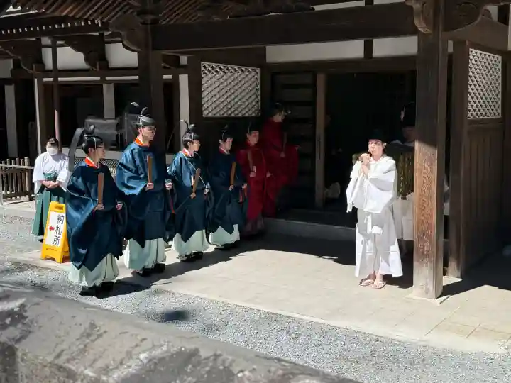 三峯神社の{uncategorized: "未分類", other: "その他", undefined: "問題あり", building: "その他建物", grave: "お墓", sacred_gate: "鳥居", guardian: "狛犬", statue: "像", buddha: "仏像", history: "歴史", nature: "自然", garden: "庭園", animal: "動物", pagoda: "塔", temizu: "手水舎", mountain_gate: "山門・神門", sanctuary: "本殿・本堂", subordinate: "末社・摂社", art: "芸術", scenery: "景色", jizo: "地蔵", ema: "絵馬", goshuin: "御朱印", omikuji: "おみくじ", items: "授与品その他", amulet: "お守り", goshuincho: "御朱印帳", eats: "食事", festival: "お祭り", votive_dance: "神楽", shichigosan: "七五三参", wedding: "結婚式", experience: "体験その他", initially: "初詣", around: "周辺", anti_infection: "感染症対策"}