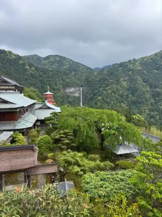 青岸渡寺の{uncategorized: "未分類", other: "その他", undefined: "問題あり", building: "その他建物", grave: "お墓", sacred_gate: "鳥居", guardian: "狛犬", statue: "像", buddha: "仏像", history: "歴史", nature: "自然", garden: "庭園", animal: "動物", pagoda: "塔", temizu: "手水舎", mountain_gate: "山門・神門", sanctuary: "本殿・本堂", subordinate: "末社・摂社", art: "芸術", scenery: "景色", jizo: "地蔵", ema: "絵馬", goshuin: "御朱印", omikuji: "おみくじ", items: "授与品その他", amulet: "お守り", goshuincho: "御朱印帳", eats: "食事", festival: "お祭り", votive_dance: "神楽", shichigosan: "七五三参", wedding: "結婚式", experience: "体験その他", initially: "初詣", around: "周辺", anti_infection: "感染症対策"}
