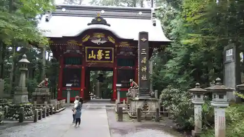 三峯神社の山門