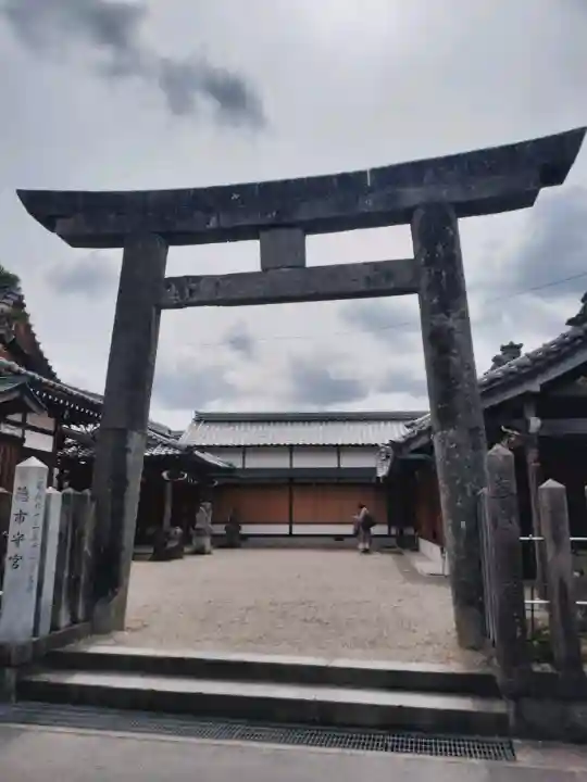 蛭子神社の{uncategorized: "未分類", other: "その他", undefined: "問題あり", building: "その他建物", grave: "お墓", sacred_gate: "鳥居", guardian: "狛犬", statue: "像", buddha: "仏像", history: "歴史", nature: "自然", garden: "庭園", animal: "動物", pagoda: "塔", temizu: "手水舎", mountain_gate: "山門・神門", sanctuary: "本殿・本堂", subordinate: "末社・摂社", art: "芸術", scenery: "景色", jizo: "地蔵", ema: "絵馬", goshuin: "御朱印", omikuji: "おみくじ", items: "授与品その他", amulet: "お守り", goshuincho: "御朱印帳", eats: "食事", festival: "お祭り", votive_dance: "神楽", shichigosan: "七五三参", wedding: "結婚式", experience: "体験その他", initially: "初詣", around: "周辺", anti_infection: "感染症対策"}