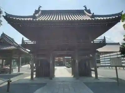 豊川閣　妙厳寺の山門・神門