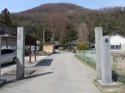 山梨岡神社の建物その他