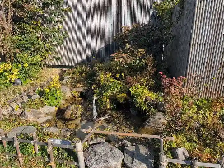 鉄道神社の庭園