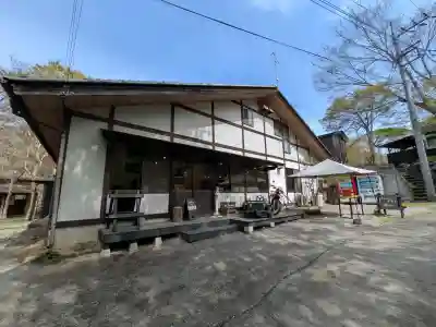 三峯神社の{uncategorized: "未分類", other: "その他", undefined: "問題あり", building: "その他建物", grave: "お墓", sacred_gate: "鳥居", guardian: "狛犬", statue: "像", buddha: "仏像", history: "歴史", nature: "自然", garden: "庭園", animal: "動物", pagoda: "塔", temizu: "手水舎", mountain_gate: "山門・神門", sanctuary: "本殿・本堂", subordinate: "末社・摂社", art: "芸術", scenery: "景色", jizo: "地蔵", ema: "絵馬", goshuin: "御朱印", omikuji: "おみくじ", items: "授与品その他", amulet: "お守り", goshuincho: "御朱印帳", eats: "食事", festival: "お祭り", votive_dance: "神楽", shichigosan: "七五三参", wedding: "結婚式", experience: "体験その他", initially: "初詣", around: "周辺", anti_infection: "感染症対策"}