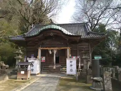 綾部八幡神社の{uncategorized: "未分類", other: "その他", undefined: "問題あり", building: "その他建物", grave: "お墓", sacred_gate: "鳥居", guardian: "狛犬", statue: "像", buddha: "仏像", history: "歴史", nature: "自然", garden: "庭園", animal: "動物", pagoda: "塔", temizu: "手水舎", mountain_gate: "山門・神門", sanctuary: "本殿・本堂", subordinate: "末社・摂社", art: "芸術", scenery: "景色", jizo: "地蔵", ema: "絵馬", goshuin: "御朱印", omikuji: "おみくじ", items: "授与品その他", amulet: "お守り", goshuincho: "御朱印帳", eats: "食事", festival: "お祭り", votive_dance: "神楽", shichigosan: "七五三参", wedding: "結婚式", experience: "体験その他", initially: "初詣", around: "周辺", anti_infection: "感染症対策"}