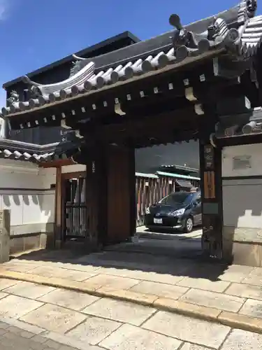 称念寺の山門