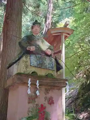 大嶽山那賀都神社の像