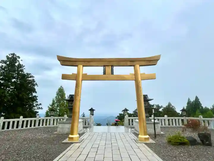 秋葉山本宮 秋葉神社 上社の{uncategorized: "未分類", other: "その他", undefined: "問題あり", building: "その他建物", grave: "お墓", sacred_gate: "鳥居", guardian: "狛犬", statue: "像", buddha: "仏像", history: "歴史", nature: "自然", garden: "庭園", animal: "動物", pagoda: "塔", temizu: "手水舎", mountain_gate: "山門・神門", sanctuary: "本殿・本堂", subordinate: "末社・摂社", art: "芸術", scenery: "景色", jizo: "地蔵", ema: "絵馬", goshuin: "御朱印", omikuji: "おみくじ", items: "授与品その他", amulet: "お守り", goshuincho: "御朱印帳", eats: "食事", festival: "お祭り", votive_dance: "神楽", shichigosan: "七五三参", wedding: "結婚式", experience: "体験その他", initially: "初詣", around: "周辺", anti_infection: "感染症対策"}