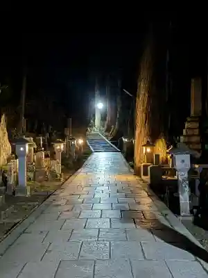 高野山金剛峯寺奥の院の{uncategorized: "未分類", other: "その他", undefined: "問題あり", building: "その他建物", grave: "お墓", sacred_gate: "鳥居", guardian: "狛犬", statue: "像", buddha: "仏像", history: "歴史", nature: "自然", garden: "庭園", animal: "動物", pagoda: "塔", temizu: "手水舎", mountain_gate: "山門・神門", sanctuary: "本殿・本堂", subordinate: "末社・摂社", art: "芸術", scenery: "景色", jizo: "地蔵", ema: "絵馬", goshuin: "御朱印", omikuji: "おみくじ", items: "授与品その他", amulet: "お守り", goshuincho: "御朱印帳", eats: "食事", festival: "お祭り", votive_dance: "神楽", shichigosan: "七五三参", wedding: "結婚式", experience: "体験その他", initially: "初詣", around: "周辺", anti_infection: "感染症対策"}