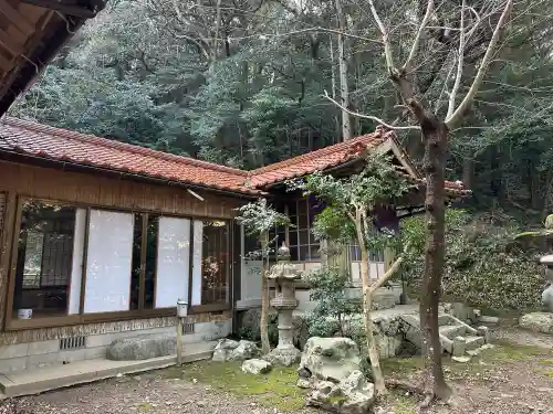 御津神社の{uncategorized: "未分類", other: "その他", undefined: "問題あり", building: "その他建物", grave: "お墓", sacred_gate: "鳥居", guardian: "狛犬", statue: "像", buddha: "仏像", history: "歴史", nature: "自然", garden: "庭園", animal: "動物", pagoda: "塔", temizu: "手水舎", mountain_gate: "山門・神門", sanctuary: "本殿・本堂", subordinate: "末社・摂社", art: "芸術", scenery: "景色", jizo: "地蔵", ema: "絵馬", goshuin: "御朱印", omikuji: "おみくじ", items: "授与品その他", amulet: "お守り", goshuincho: "御朱印帳", eats: "食事", festival: "お祭り", votive_dance: "神楽", shichigosan: "七五三参", wedding: "結婚式", experience: "体験その他", initially: "初詣", around: "周辺", anti_infection: "感染症対策"}