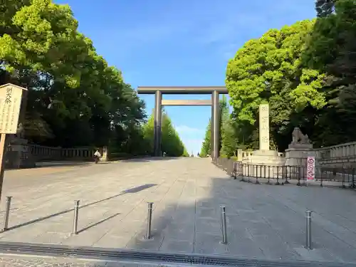靖國神社の{uncategorized: "未分類", other: "その他", undefined: "問題あり", building: "その他建物", grave: "お墓", sacred_gate: "鳥居", guardian: "狛犬", statue: "像", buddha: "仏像", history: "歴史", nature: "自然", garden: "庭園", animal: "動物", pagoda: "塔", temizu: "手水舎", mountain_gate: "山門・神門", sanctuary: "本殿・本堂", subordinate: "末社・摂社", art: "芸術", scenery: "景色", jizo: "地蔵", ema: "絵馬", goshuin: "御朱印", omikuji: "おみくじ", items: "授与品その他", amulet: "お守り", goshuincho: "御朱印帳", eats: "食事", festival: "お祭り", votive_dance: "神楽", shichigosan: "七五三参", wedding: "結婚式", experience: "体験その他", initially: "初詣", around: "周辺", anti_infection: "感染症対策"}