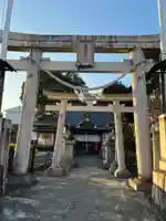 白蛇辨財天の鳥居