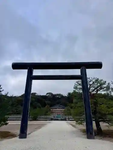 明治天皇伏見桃山陵の{uncategorized: "未分類", other: "その他", undefined: "問題あり", building: "その他建物", grave: "お墓", sacred_gate: "鳥居", guardian: "狛犬", statue: "像", buddha: "仏像", history: "歴史", nature: "自然", garden: "庭園", animal: "動物", pagoda: "塔", temizu: "手水舎", mountain_gate: "山門・神門", sanctuary: "本殿・本堂", subordinate: "末社・摂社", art: "芸術", scenery: "景色", jizo: "地蔵", ema: "絵馬", goshuin: "御朱印", omikuji: "おみくじ", items: "授与品その他", amulet: "お守り", goshuincho: "御朱印帳", eats: "食事", festival: "お祭り", votive_dance: "神楽", shichigosan: "七五三参", wedding: "結婚式", experience: "体験その他", initially: "初詣", around: "周辺", anti_infection: "感染症対策"}