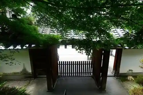 放生院常光寺の山門