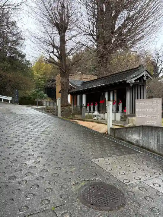 八幡山観音寺の{uncategorized: "未分類", other: "その他", undefined: "問題あり", building: "その他建物", grave: "お墓", sacred_gate: "鳥居", guardian: "狛犬", statue: "像", buddha: "仏像", history: "歴史", nature: "自然", garden: "庭園", animal: "動物", pagoda: "塔", temizu: "手水舎", mountain_gate: "山門・神門", sanctuary: "本殿・本堂", subordinate: "末社・摂社", art: "芸術", scenery: "景色", jizo: "地蔵", ema: "絵馬", goshuin: "御朱印", omikuji: "おみくじ", items: "授与品その他", amulet: "お守り", goshuincho: "御朱印帳", eats: "食事", festival: "お祭り", votive_dance: "神楽", shichigosan: "七五三参", wedding: "結婚式", experience: "体験その他", initially: "初詣", around: "周辺", anti_infection: "感染症対策"}