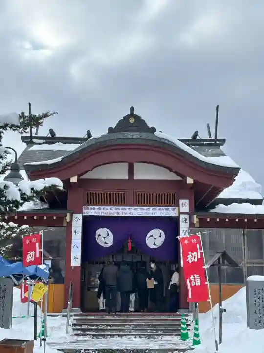 札幌八幡宮の{uncategorized: "未分類", other: "その他", undefined: "問題あり", building: "その他建物", grave: "お墓", sacred_gate: "鳥居", guardian: "狛犬", statue: "像", buddha: "仏像", history: "歴史", nature: "自然", garden: "庭園", animal: "動物", pagoda: "塔", temizu: "手水舎", mountain_gate: "山門・神門", sanctuary: "本殿・本堂", subordinate: "末社・摂社", art: "芸術", scenery: "景色", jizo: "地蔵", ema: "絵馬", goshuin: "御朱印", omikuji: "おみくじ", items: "授与品その他", amulet: "お守り", goshuincho: "御朱印帳", eats: "食事", festival: "お祭り", votive_dance: "神楽", shichigosan: "七五三参", wedding: "結婚式", experience: "体験その他", initially: "初詣", around: "周辺", anti_infection: "感染症対策"}