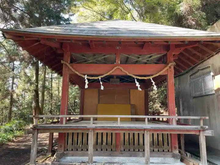 與瀬神社(与瀬神社)の{uncategorized: "未分類", other: "その他", undefined: "問題あり", building: "その他建物", grave: "お墓", sacred_gate: "鳥居", guardian: "狛犬", statue: "像", buddha: "仏像", history: "歴史", nature: "自然", garden: "庭園", animal: "動物", pagoda: "塔", temizu: "手水舎", mountain_gate: "山門・神門", sanctuary: "本殿・本堂", subordinate: "末社・摂社", art: "芸術", scenery: "景色", jizo: "地蔵", ema: "絵馬", goshuin: "御朱印", omikuji: "おみくじ", items: "授与品その他", amulet: "お守り", goshuincho: "御朱印帳", eats: "食事", festival: "お祭り", votive_dance: "神楽", shichigosan: "七五三参", wedding: "結婚式", experience: "体験その他", initially: "初詣", around: "周辺", anti_infection: "感染症対策"}