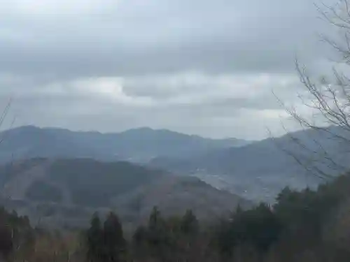 宝登山神社奥宮の{uncategorized: "未分類", other: "その他", undefined: "問題あり", building: "その他建物", grave: "お墓", sacred_gate: "鳥居", guardian: "狛犬", statue: "像", buddha: "仏像", history: "歴史", nature: "自然", garden: "庭園", animal: "動物", pagoda: "塔", temizu: "手水舎", mountain_gate: "山門・神門", sanctuary: "本殿・本堂", subordinate: "末社・摂社", art: "芸術", scenery: "景色", jizo: "地蔵", ema: "絵馬", goshuin: "御朱印", omikuji: "おみくじ", items: "授与品その他", amulet: "お守り", goshuincho: "御朱印帳", eats: "食事", festival: "お祭り", votive_dance: "神楽", shichigosan: "七五三参", wedding: "結婚式", experience: "体験その他", initially: "初詣", around: "周辺", anti_infection: "感染症対策"}