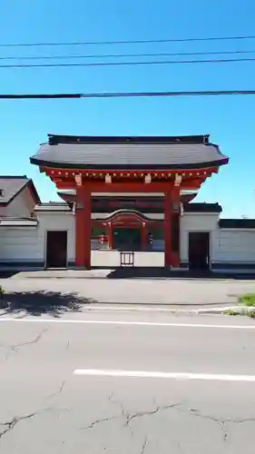 余市念法寺の山門