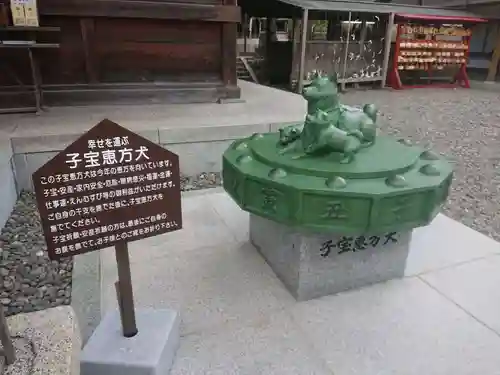 岡田神社の像