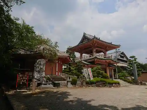 龍谷寺の山門