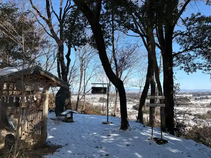 四津山神社の{uncategorized: "未分類", other: "その他", undefined: "問題あり", building: "その他建物", grave: "お墓", sacred_gate: "鳥居", guardian: "狛犬", statue: "像", buddha: "仏像", history: "歴史", nature: "自然", garden: "庭園", animal: "動物", pagoda: "塔", temizu: "手水舎", mountain_gate: "山門・神門", sanctuary: "本殿・本堂", subordinate: "末社・摂社", art: "芸術", scenery: "景色", jizo: "地蔵", ema: "絵馬", goshuin: "御朱印", omikuji: "おみくじ", items: "授与品その他", amulet: "お守り", goshuincho: "御朱印帳", eats: "食事", festival: "お祭り", votive_dance: "神楽", shichigosan: "七五三参", wedding: "結婚式", experience: "体験その他", initially: "初詣", around: "周辺", anti_infection: "感染症対策"}