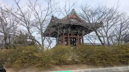一畑山薬師寺 岡崎本堂の{uncategorized: "未分類", other: "その他", undefined: "問題あり", building: "その他建物", grave: "お墓", sacred_gate: "鳥居", guardian: "狛犬", statue: "像", buddha: "仏像", history: "歴史", nature: "自然", garden: "庭園", animal: "動物", pagoda: "塔", temizu: "手水舎", mountain_gate: "山門・神門", sanctuary: "本殿・本堂", subordinate: "末社・摂社", art: "芸術", scenery: "景色", jizo: "地蔵", ema: "絵馬", goshuin: "御朱印", omikuji: "おみくじ", items: "授与品その他", amulet: "お守り", goshuincho: "御朱印帳", eats: "食事", festival: "お祭り", votive_dance: "神楽", shichigosan: "七五三参", wedding: "結婚式", experience: "体験その他", initially: "初詣", around: "周辺", anti_infection: "感染症対策"}