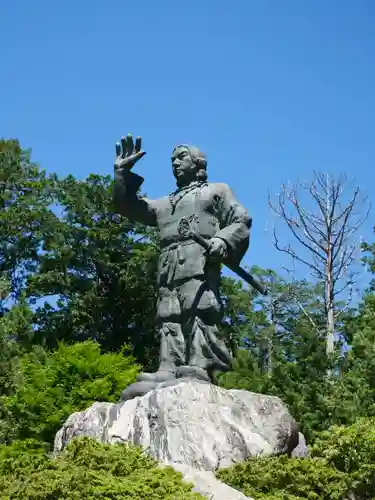 三峯神社の像