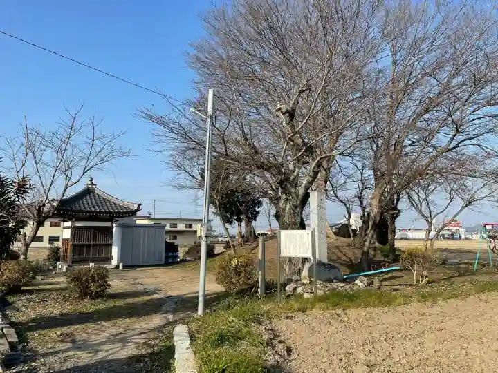 地蔵堂(千僧供古墳 地蔵尊)の{uncategorized: "未分類", other: "その他", undefined: "問題あり", building: "その他建物", grave: "お墓", sacred_gate: "鳥居", guardian: "狛犬", statue: "像", buddha: "仏像", history: "歴史", nature: "自然", garden: "庭園", animal: "動物", pagoda: "塔", temizu: "手水舎", mountain_gate: "山門・神門", sanctuary: "本殿・本堂", subordinate: "末社・摂社", art: "芸術", scenery: "景色", jizo: "地蔵", ema: "絵馬", goshuin: "御朱印", omikuji: "おみくじ", items: "授与品その他", amulet: "お守り", goshuincho: "御朱印帳", eats: "食事", festival: "お祭り", votive_dance: "神楽", shichigosan: "七五三参", wedding: "結婚式", experience: "体験その他", initially: "初詣", around: "周辺", anti_infection: "感染症対策"}
