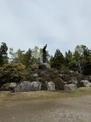 三峯神社の{uncategorized: "未分類", other: "その他", undefined: "問題あり", building: "その他建物", grave: "お墓", sacred_gate: "鳥居", guardian: "狛犬", statue: "像", buddha: "仏像", history: "歴史", nature: "自然", garden: "庭園", animal: "動物", pagoda: "塔", temizu: "手水舎", mountain_gate: "山門・神門", sanctuary: "本殿・本堂", subordinate: "末社・摂社", art: "芸術", scenery: "景色", jizo: "地蔵", ema: "絵馬", goshuin: "御朱印", omikuji: "おみくじ", items: "授与品その他", amulet: "お守り", goshuincho: "御朱印帳", eats: "食事", festival: "お祭り", votive_dance: "神楽", shichigosan: "七五三参", wedding: "結婚式", experience: "体験その他", initially: "初詣", around: "周辺", anti_infection: "感染症対策"}