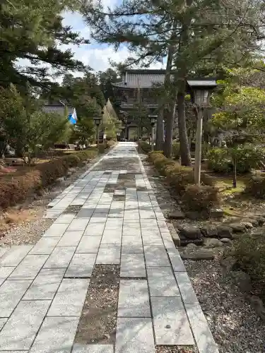 総持寺祖院の{uncategorized: "未分類", other: "その他", undefined: "問題あり", building: "その他建物", grave: "お墓", sacred_gate: "鳥居", guardian: "狛犬", statue: "像", buddha: "仏像", history: "歴史", nature: "自然", garden: "庭園", animal: "動物", pagoda: "塔", temizu: "手水舎", mountain_gate: "山門・神門", sanctuary: "本殿・本堂", subordinate: "末社・摂社", art: "芸術", scenery: "景色", jizo: "地蔵", ema: "絵馬", goshuin: "御朱印", omikuji: "おみくじ", items: "授与品その他", amulet: "お守り", goshuincho: "御朱印帳", eats: "食事", festival: "お祭り", votive_dance: "神楽", shichigosan: "七五三参", wedding: "結婚式", experience: "体験その他", initially: "初詣", around: "周辺", anti_infection: "感染症対策"}