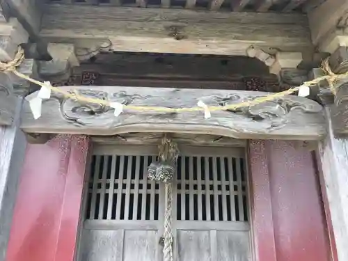 神社(名称不明)の本殿