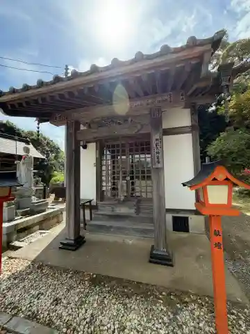 興源寺の{uncategorized: "未分類", other: "その他", undefined: "問題あり", building: "その他建物", grave: "お墓", sacred_gate: "鳥居", guardian: "狛犬", statue: "像", buddha: "仏像", history: "歴史", nature: "自然", garden: "庭園", animal: "動物", pagoda: "塔", temizu: "手水舎", mountain_gate: "山門・神門", sanctuary: "本殿・本堂", subordinate: "末社・摂社", art: "芸術", scenery: "景色", jizo: "地蔵", ema: "絵馬", goshuin: "御朱印", omikuji: "おみくじ", items: "授与品その他", amulet: "お守り", goshuincho: "御朱印帳", eats: "食事", festival: "お祭り", votive_dance: "神楽", shichigosan: "七五三参", wedding: "結婚式", experience: "体験その他", initially: "初詣", around: "周辺", anti_infection: "感染症対策"}