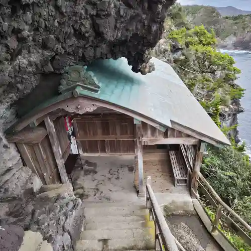 石室神社の本殿