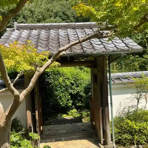 仮宿庵の山門・神門
