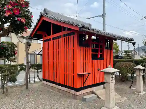 稲荷神社(川辺)の{uncategorized: "未分類", other: "その他", undefined: "問題あり", building: "その他建物", grave: "お墓", sacred_gate: "鳥居", guardian: "狛犬", statue: "像", buddha: "仏像", history: "歴史", nature: "自然", garden: "庭園", animal: "動物", pagoda: "塔", temizu: "手水舎", mountain_gate: "山門・神門", sanctuary: "本殿・本堂", subordinate: "末社・摂社", art: "芸術", scenery: "景色", jizo: "地蔵", ema: "絵馬", goshuin: "御朱印", omikuji: "おみくじ", items: "授与品その他", amulet: "お守り", goshuincho: "御朱印帳", eats: "食事", festival: "お祭り", votive_dance: "神楽", shichigosan: "七五三参", wedding: "結婚式", experience: "体験その他", initially: "初詣", around: "周辺", anti_infection: "感染症対策"}