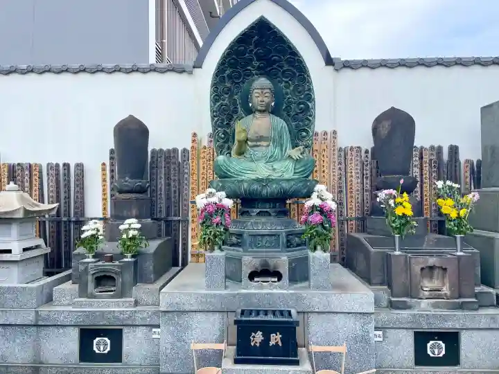 重願寺の{uncategorized: "未分類", other: "その他", undefined: "問題あり", building: "その他建物", grave: "お墓", sacred_gate: "鳥居", guardian: "狛犬", statue: "像", buddha: "仏像", history: "歴史", nature: "自然", garden: "庭園", animal: "動物", pagoda: "塔", temizu: "手水舎", mountain_gate: "山門・神門", sanctuary: "本殿・本堂", subordinate: "末社・摂社", art: "芸術", scenery: "景色", jizo: "地蔵", ema: "絵馬", goshuin: "御朱印", omikuji: "おみくじ", items: "授与品その他", amulet: "お守り", goshuincho: "御朱印帳", eats: "食事", festival: "お祭り", votive_dance: "神楽", shichigosan: "七五三参", wedding: "結婚式", experience: "体験その他", initially: "初詣", around: "周辺", anti_infection: "感染症対策"}