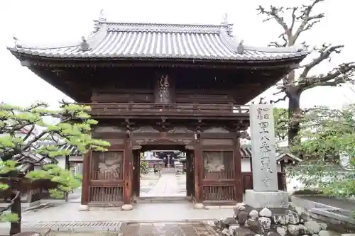 西林寺の山門