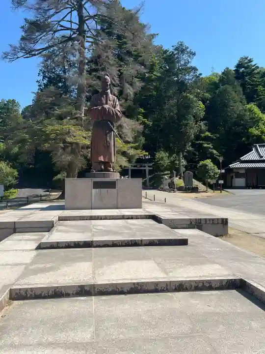 和氣神社(和気神社)の{uncategorized: "未分類", other: "その他", undefined: "問題あり", building: "その他建物", grave: "お墓", sacred_gate: "鳥居", guardian: "狛犬", statue: "像", buddha: "仏像", history: "歴史", nature: "自然", garden: "庭園", animal: "動物", pagoda: "塔", temizu: "手水舎", mountain_gate: "山門・神門", sanctuary: "本殿・本堂", subordinate: "末社・摂社", art: "芸術", scenery: "景色", jizo: "地蔵", ema: "絵馬", goshuin: "御朱印", omikuji: "おみくじ", items: "授与品その他", amulet: "お守り", goshuincho: "御朱印帳", eats: "食事", festival: "お祭り", votive_dance: "神楽", shichigosan: "七五三参", wedding: "結婚式", experience: "体験その他", initially: "初詣", around: "周辺", anti_infection: "感染症対策"}