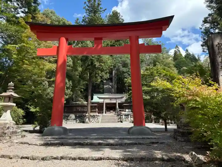 丹生川上神社(下社)の{uncategorized: "未分類", other: "その他", undefined: "問題あり", building: "その他建物", grave: "お墓", sacred_gate: "鳥居", guardian: "狛犬", statue: "像", buddha: "仏像", history: "歴史", nature: "自然", garden: "庭園", animal: "動物", pagoda: "塔", temizu: "手水舎", mountain_gate: "山門・神門", sanctuary: "本殿・本堂", subordinate: "末社・摂社", art: "芸術", scenery: "景色", jizo: "地蔵", ema: "絵馬", goshuin: "御朱印", omikuji: "おみくじ", items: "授与品その他", amulet: "お守り", goshuincho: "御朱印帳", eats: "食事", festival: "お祭り", votive_dance: "神楽", shichigosan: "七五三参", wedding: "結婚式", experience: "体験その他", initially: "初詣", around: "周辺", anti_infection: "感染症対策"}