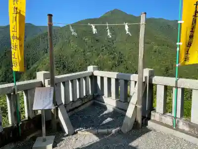 丹生川上神社（上社）の{uncategorized: "未分類", other: "その他", undefined: "問題あり", building: "その他建物", grave: "お墓", sacred_gate: "鳥居", guardian: "狛犬", statue: "像", buddha: "仏像", history: "歴史", nature: "自然", garden: "庭園", animal: "動物", pagoda: "塔", temizu: "手水舎", mountain_gate: "山門・神門", sanctuary: "本殿・本堂", subordinate: "末社・摂社", art: "芸術", scenery: "景色", jizo: "地蔵", ema: "絵馬", goshuin: "御朱印", omikuji: "おみくじ", items: "授与品その他", amulet: "お守り", goshuincho: "御朱印帳", eats: "食事", festival: "お祭り", votive_dance: "神楽", shichigosan: "七五三参", wedding: "結婚式", experience: "体験その他", initially: "初詣", around: "周辺", anti_infection: "感染症対策"}