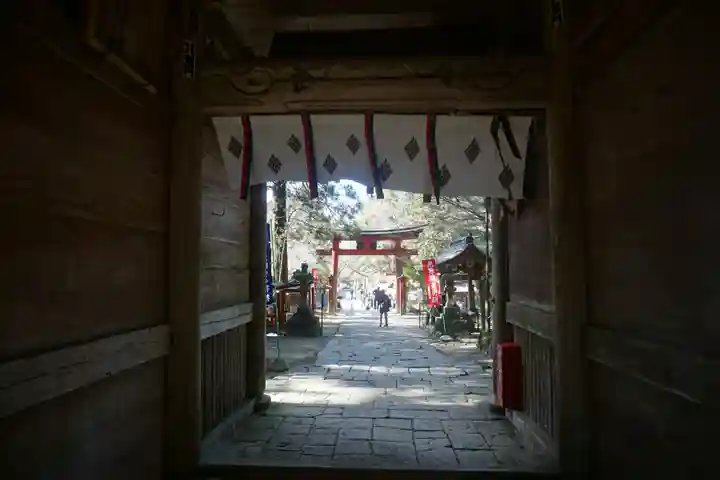 鷲子山上神社の山門・神門