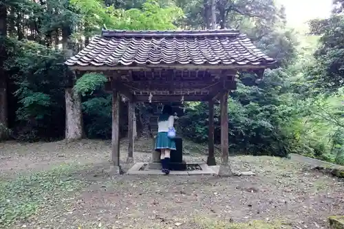 倭文神社の手水舎