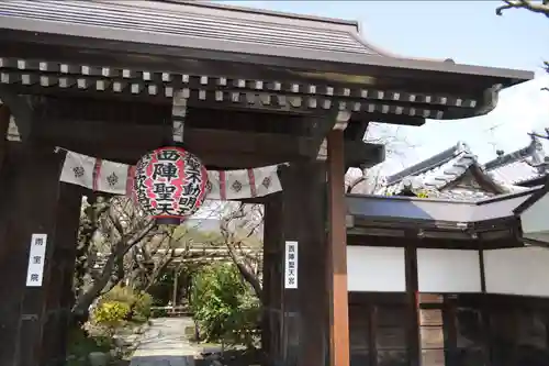 雨宝院の山門